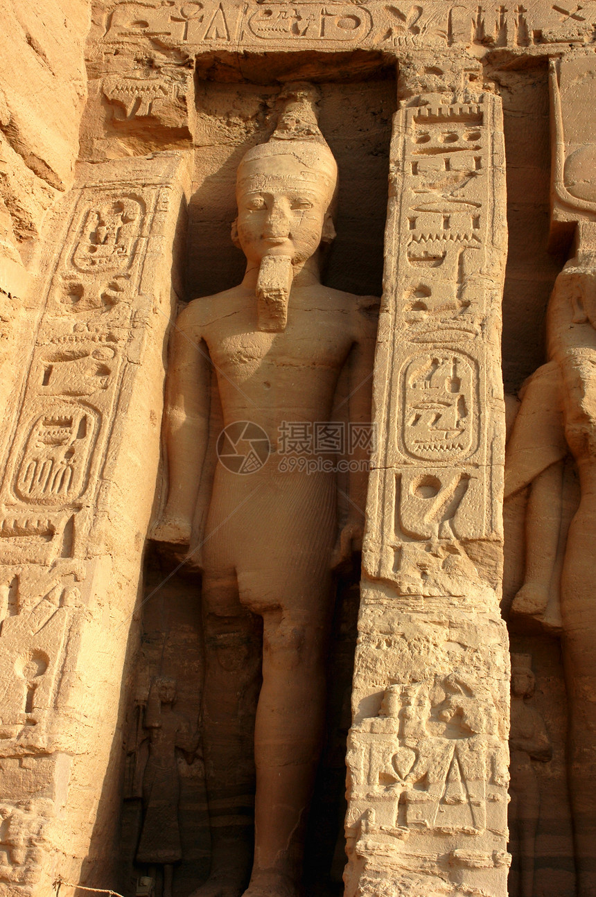 埃及Abu Simbel的Ramses II拉姆西斯二世寺庙上帝岩石语言文化地标晴天建筑学阳光雕刻图片