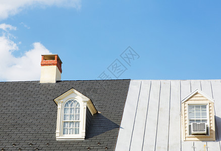 白色屋顶两个Windows和Cimney背景