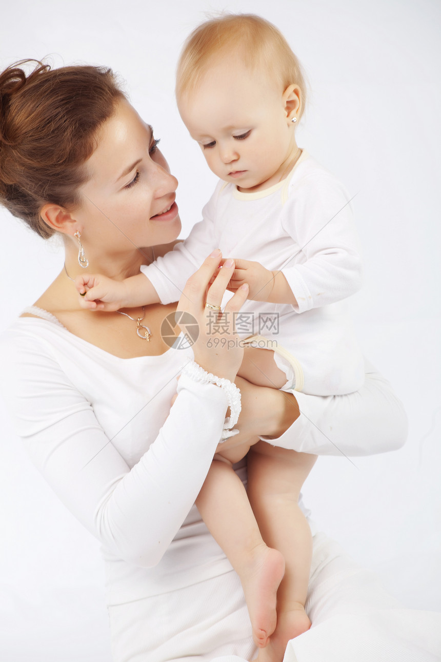 母亲怀着婴儿女儿女孩家庭女士衣服童年父母妈妈金发孩子图片
