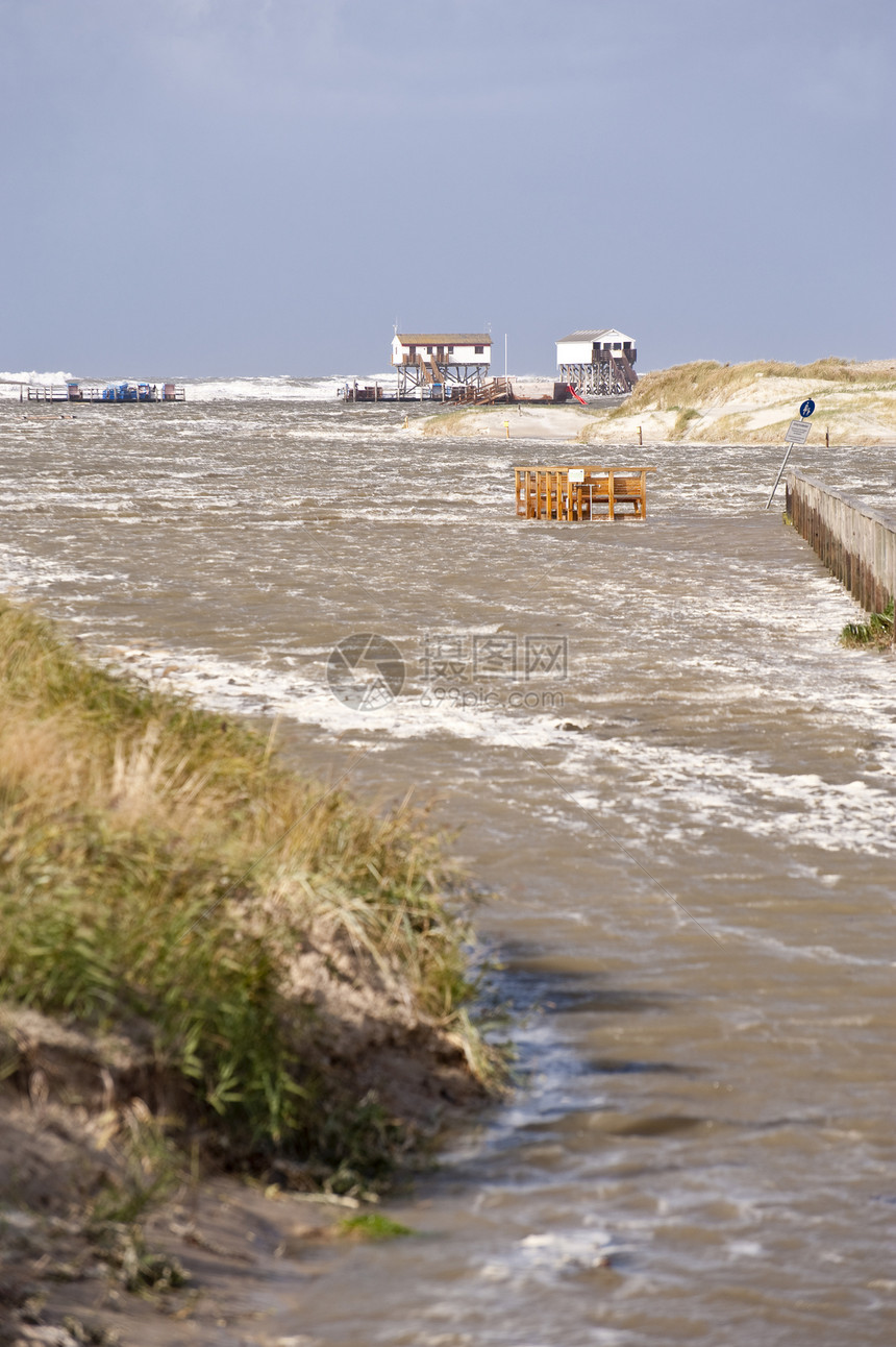 暴风暴洪水建筑糕点断路器沙丘天气风暴潮海岸波浪灯光高跷图片