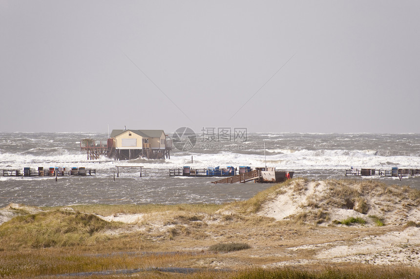 暴风暴洪水高跷断路器天气地平线暴风雨建筑冲浪沙丘灯光波浪图片