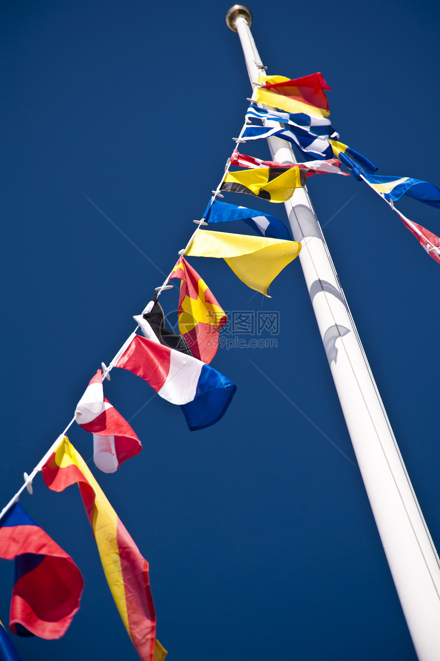 旗帜天空锦旗桅杆旗杆蓝色国家蓝天图片
