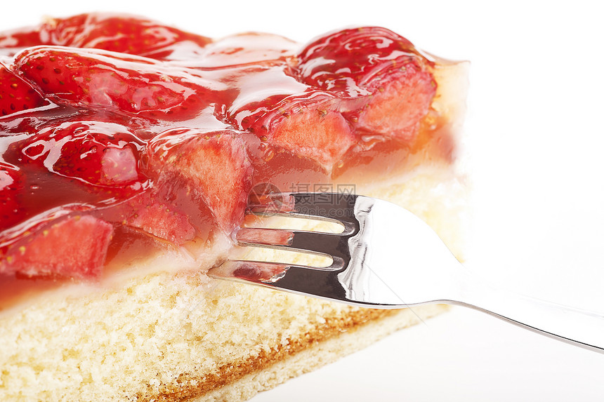 白背景上孤立的美味草莓蛋糕白色服务盘子小吃工作室红色浆果生日奶油面包图片