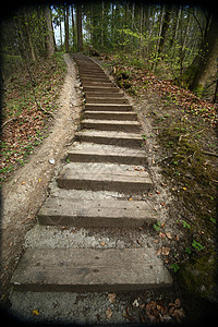 木制阶梯 向上一个山丘背景图片