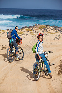 家人在自行车上游览会乐趣家庭运动女士喜悦晴天享受母亲妈妈假期骑自行车高清图片素材