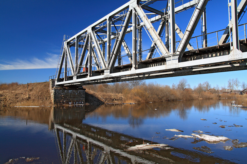 穿越小河的铁路桥小路平行线运输领带美丽边缘过境火车天空技术图片