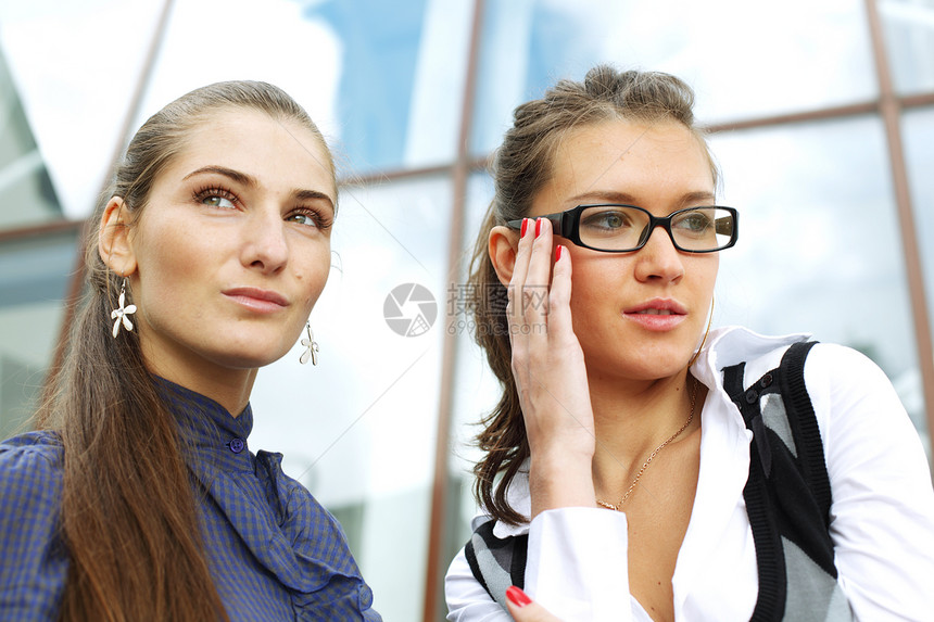 户外企业女性棕色大学生朋友们快乐白色工作人士商务眼镜图片