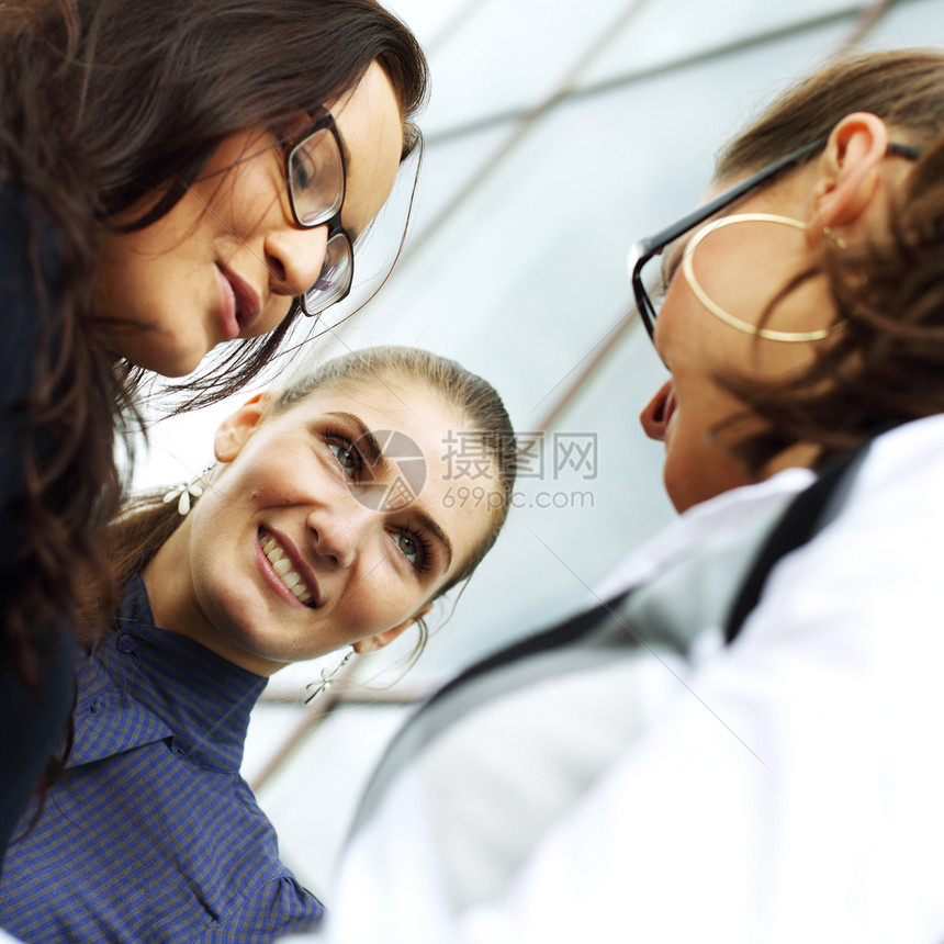 女友幸福活力喜悦棕色人脸闺蜜会议白色眼镜前景图片