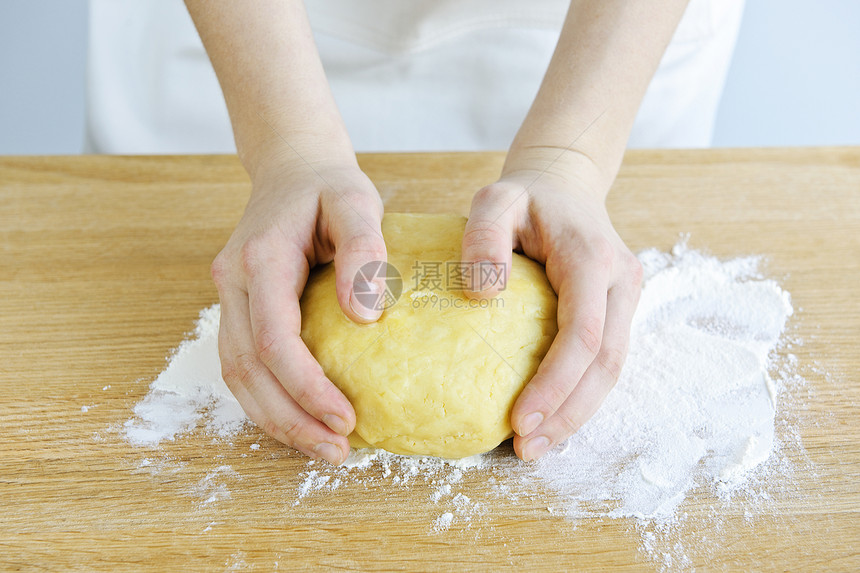 手打鼓的面粉烹饪手指面包师糕点食谱手工厨师烘烤厨房面团图片