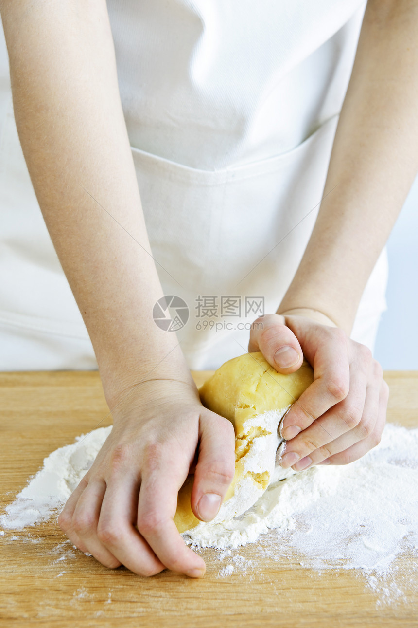 手打鼓的面粉手指木板食谱面团柜台手工面包食物烘烤糕点图片