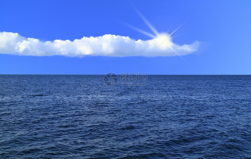 白云 太阳和海的蓝天空图片