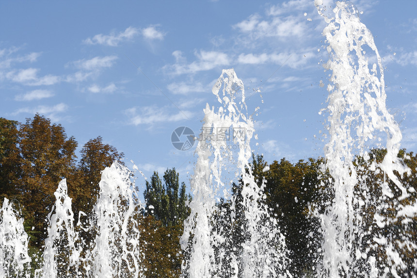 泉水喷泉蓝色树木晴天天空液体压力水分片段图片