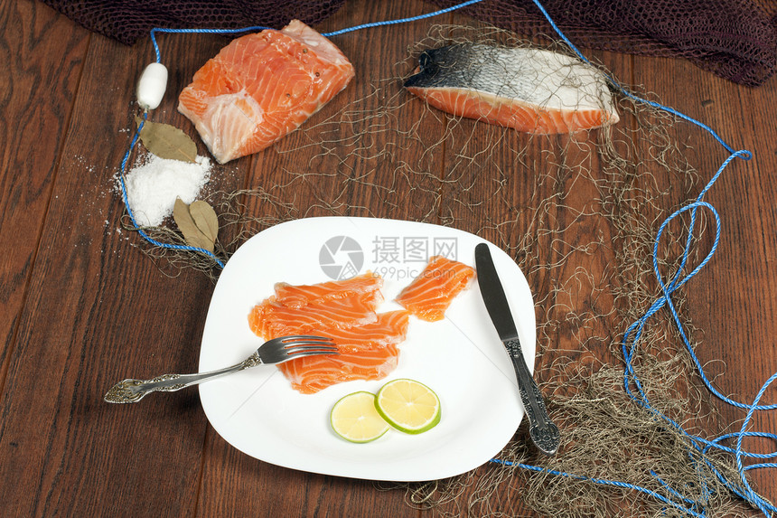 与挪威沙门鱼一起活着家电桌子盘子红色食物柠檬钓鱼图片