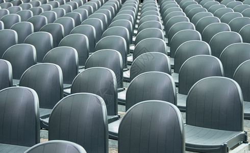 空空席位绿色音乐剧院座位娱乐椅子塑料蓝色背景图片