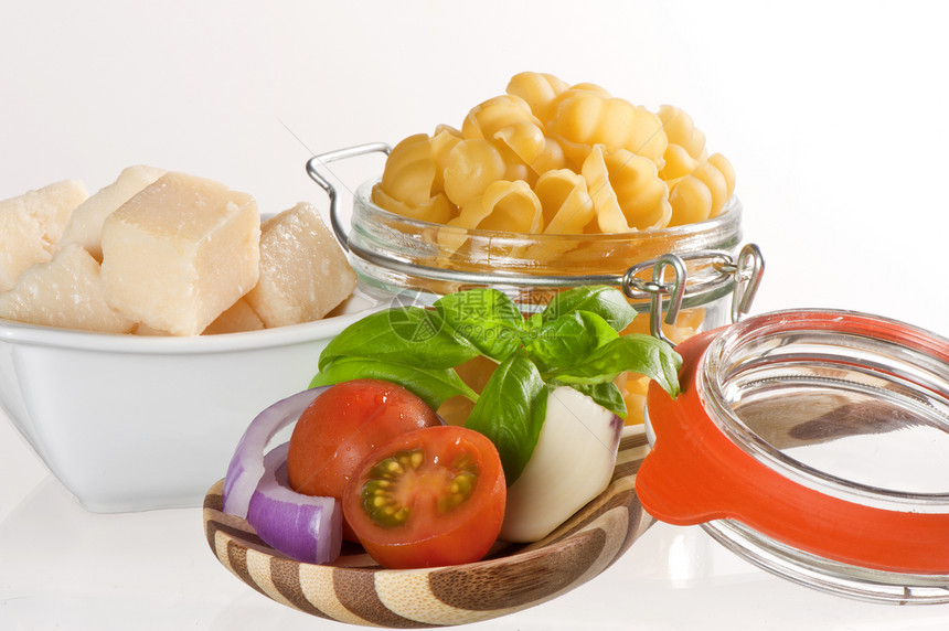白背景上的意大利意面敷料螺丝香蒜面条白色厨房贝壳营养烹饪饮食图片