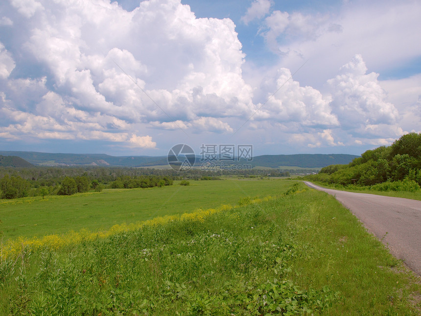 夏季风景蓝色阳光爬坡花朵城市山脉场地全景土地场景图片