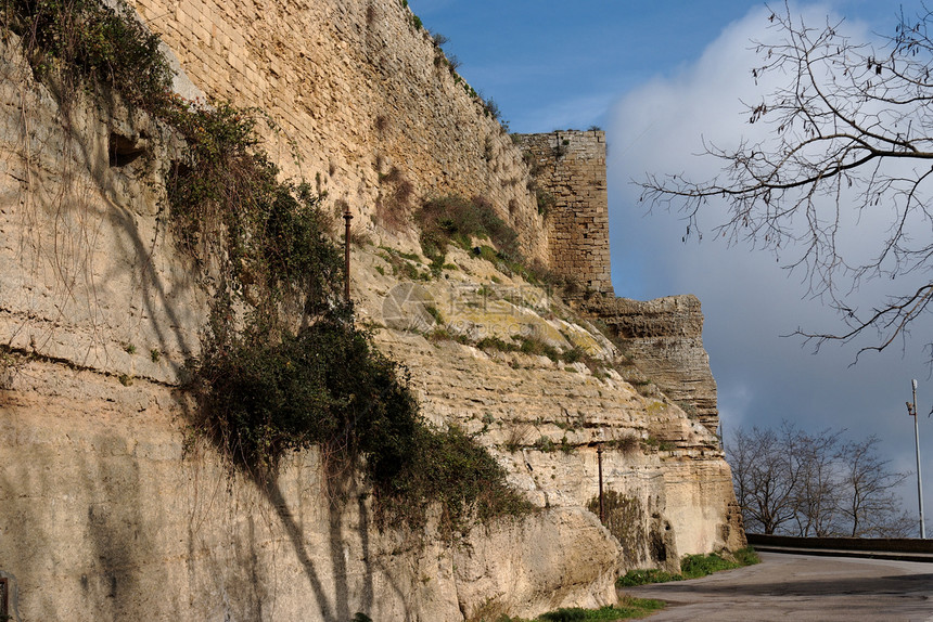 意大利西西里中世纪城堡墙蓝色房子天空建筑学石头岩石历史墙壁历史性建筑图片