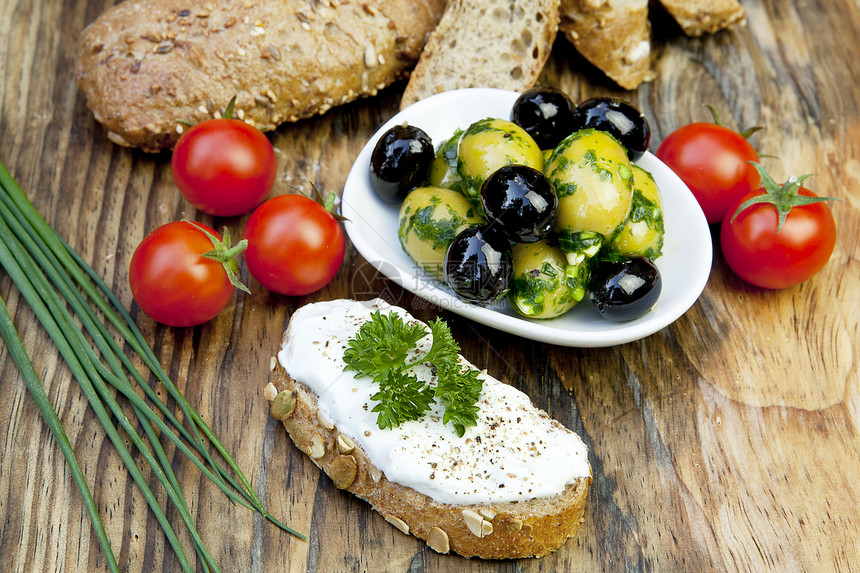 含新鲜面包和草药的绿橄榄农业芳香蔬菜营养收成食物美食小麦香气香料图片