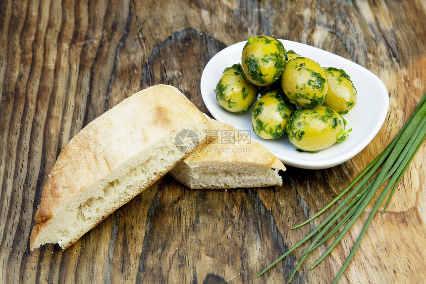 含新鲜面包和草药的绿橄榄香气谷物农业食物营养美食植物香料蔬菜饮食图片