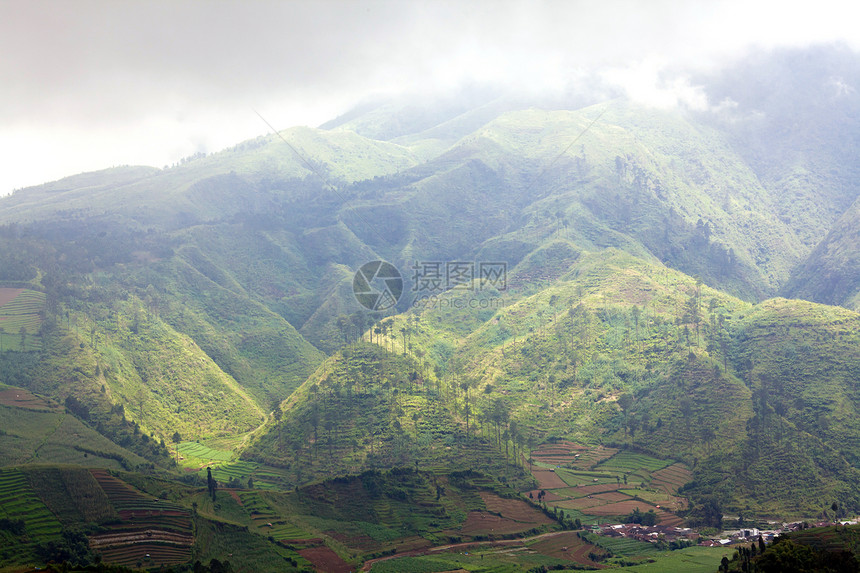 山区地貌植物高地农村环境阳光天气太阳光束草地旅行图片