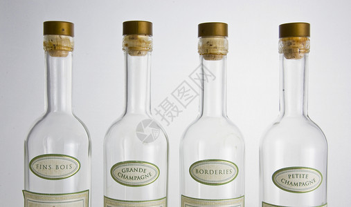 白兰果酒瓶玻璃标签精神瓶子软木背景图片