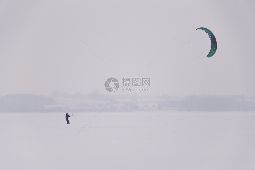 冬季现场地景寒冷冻结季节冲浪白色运动小猫风筝图片