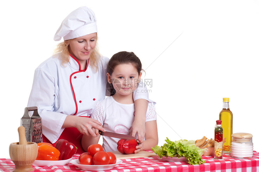 母亲和女儿做晚饭水果成年人食物女孩童年厨房团聚滚动女性乐趣图片