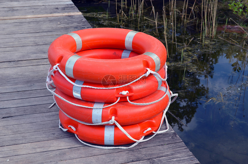 保护生命的浮标 橙层木制木湖码头图片