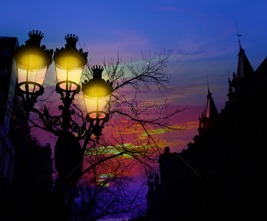 巴塞罗那街灯的背面电气大道街道天空亮度现代主义者戏剧性历史微光辉光图片