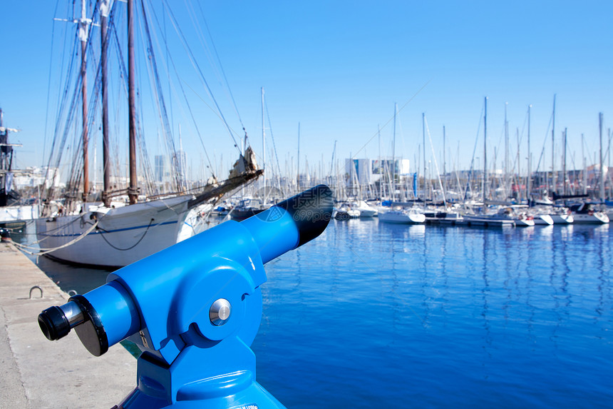 配备蓝色望远镜的巴塞罗那港口码头船坞图片