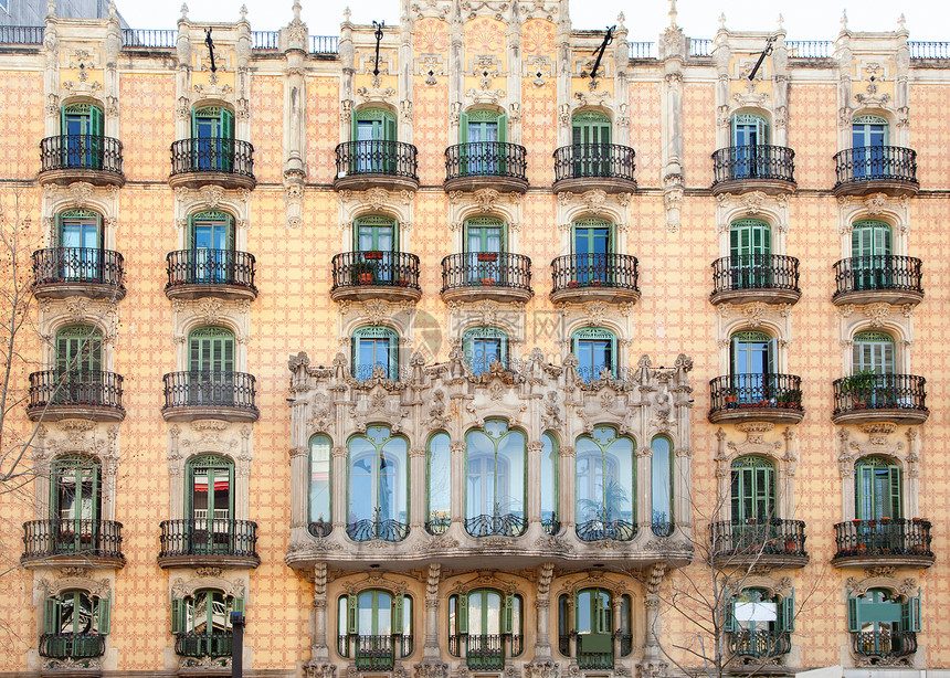 巴塞罗那市城面有阳台图片