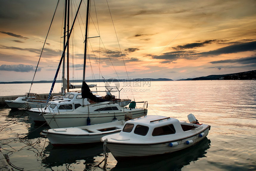 亚得里亚海的渔船 日落光图片
