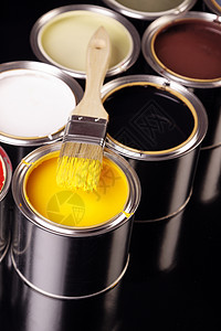 液体桶油漆罐黄色画家白色画笔刷子颜料金属装潢工作室染料背景