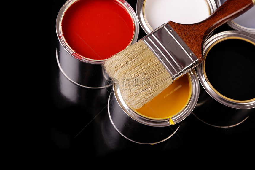 油漆罐画笔房子颜料工作室创造力黄色墨水白色液体画家图片
