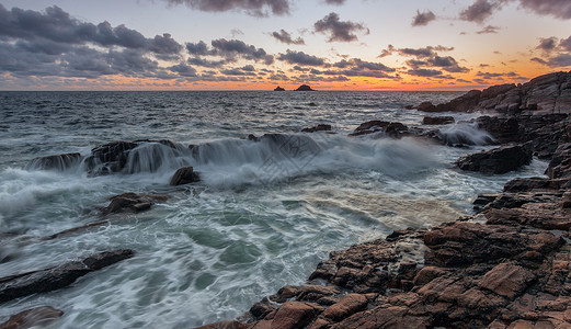 浪潮之巅南文港海岸线陆端地平线海浪日落旅游场景目的地海洋运动背景