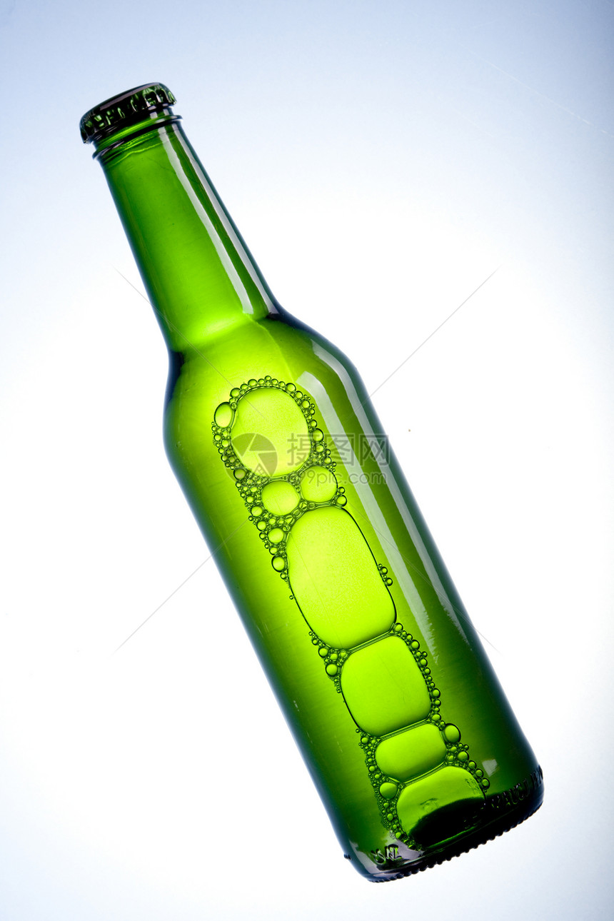 冰冻中的冷啤酒茶点冰块派对气泡液体冷藏瓶子立方体玻璃饮料图片