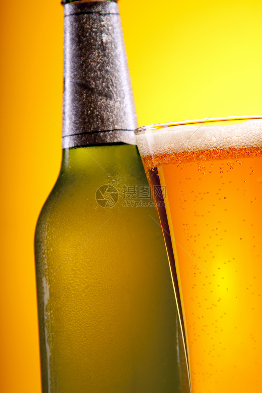 黄色背景的冷冻啤酒金子酒吧气泡棕色派对玻璃瓶子茶点冷藏琥珀色图片