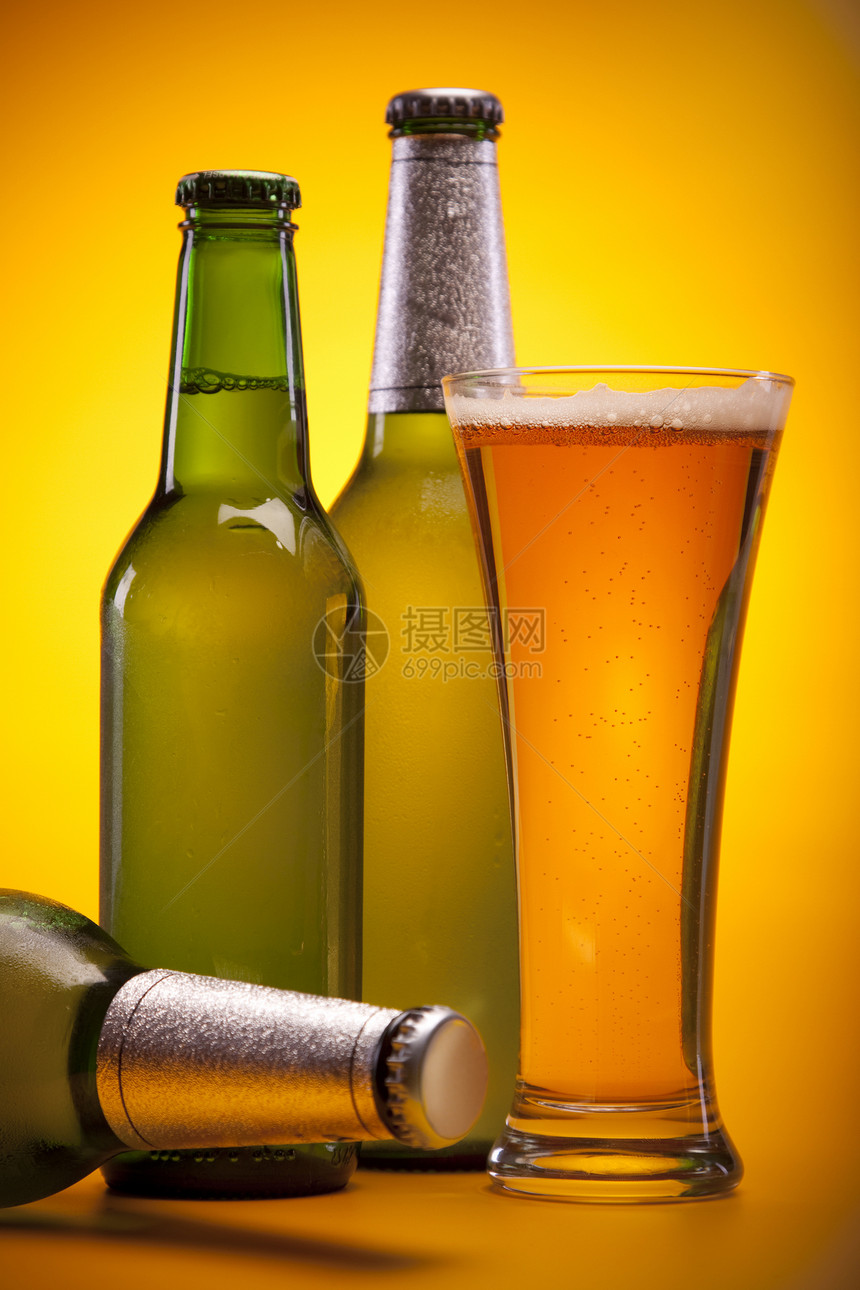 黄色背景的冷冻啤酒饮料气泡棕色酒吧派对玻璃冷藏琥珀色茶点瓶子图片