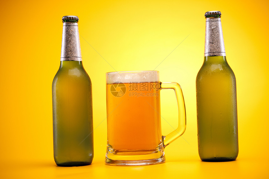 黄色背景的冷冻啤酒琥珀色金子液体茶点玻璃冷藏派对酒吧气泡棕色图片