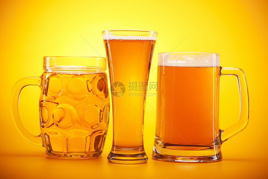 黄色背景的冷冻啤酒琥珀色玻璃棕色瓶子派对金子冷藏茶点饮料液体图片