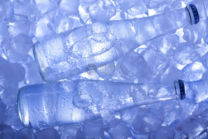 冰冻中的冷啤酒立方体瓶子饮料冷藏玻璃冰块液体气泡金子茶点图片