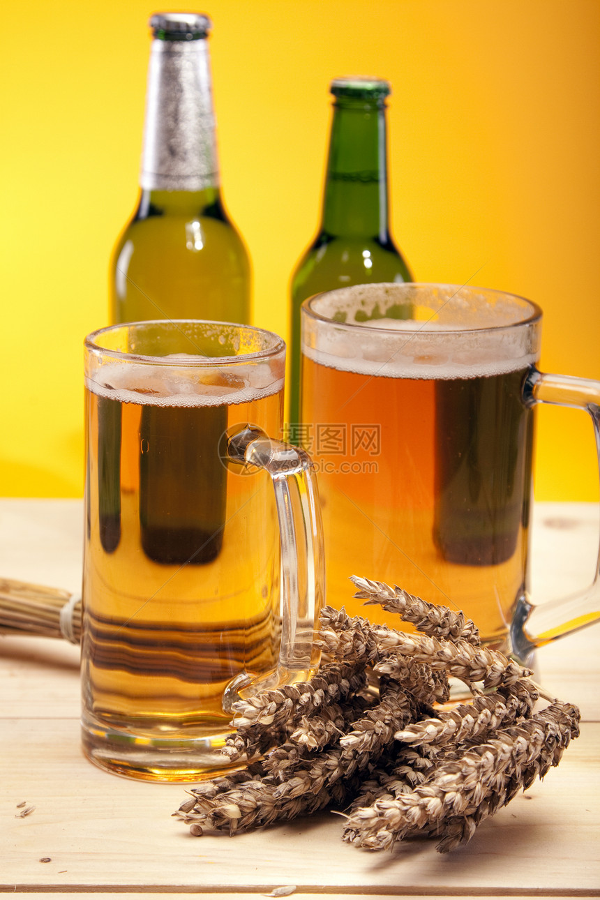 好啤酒金子棕色琥珀色派对酒吧玻璃茶点饮料瓶子气泡图片