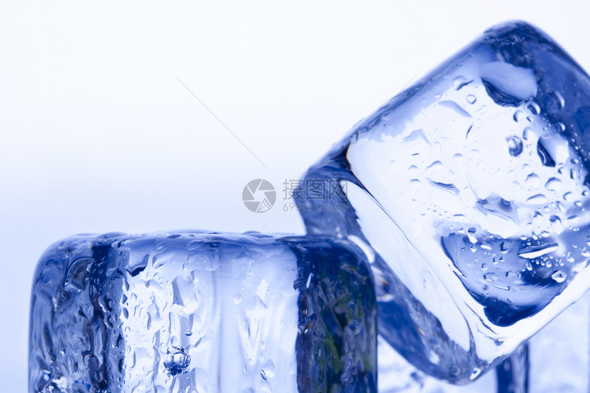 蓝色背景的冰雪立方体冰箱寒冷冰块水滴水晶寒意图片