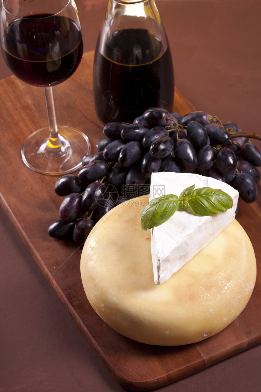 奶酪和葡萄酒配制饮料团体瓶子胡椒木头桌子牛奶美食盘子奶制品图片