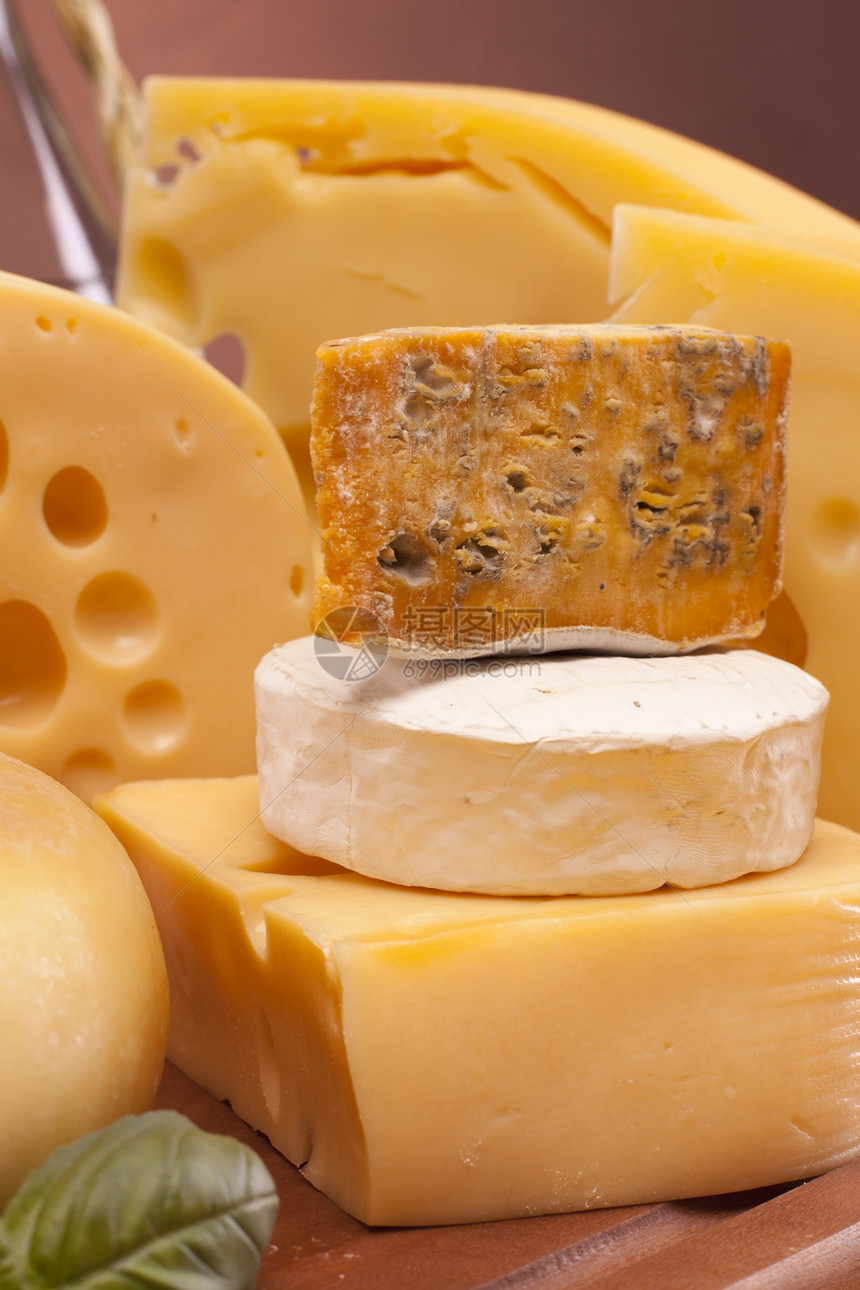 奶酪和葡萄酒配制瓶子木板饮料农场牛奶盘子美食奶制品午餐多样性图片