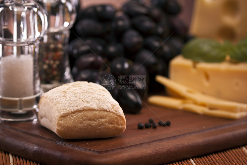 奶酪和葡萄酒配制小吃桌子木头食物木板瓶子生活饮料胡椒玻璃图片