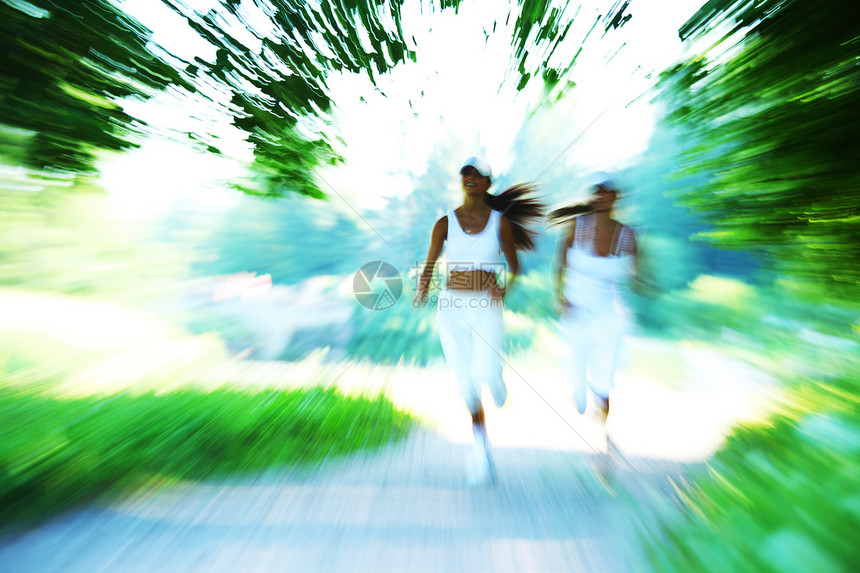 妇女逃亡树木娱乐锻炼公园慢跑者跑步赛跑者火车头发运动装图片