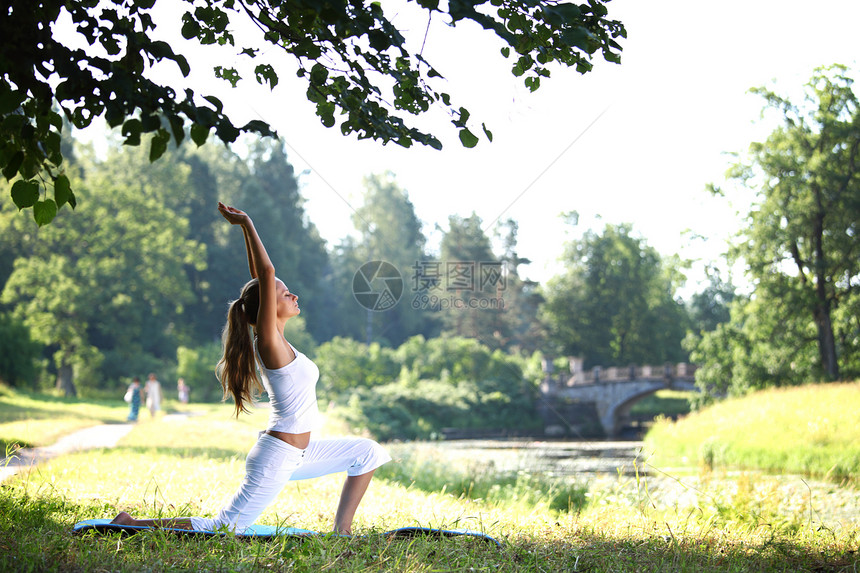 瑜伽成人饮食运动树木女孩身体公园姿势活力专注图片