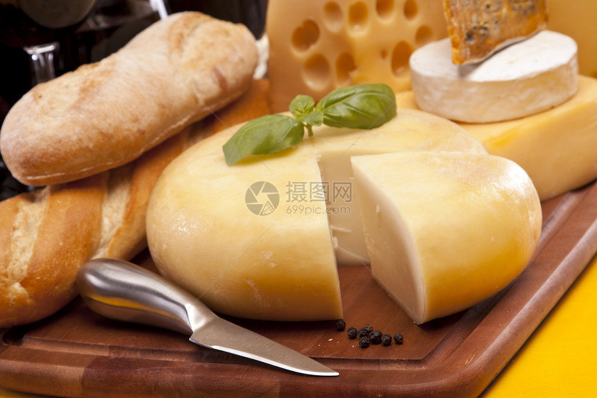 奶酪和葡萄酒配制饮料胡椒生活瓶子桌子多样性作品奶制品美食木板图片