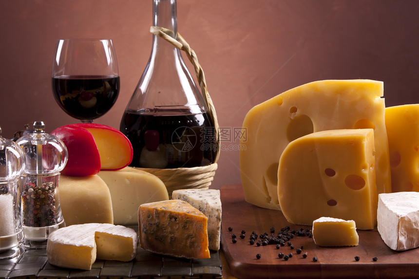 奶酪和葡萄酒配制生活瓶子玻璃饮料桌子食物牛奶午餐木头木板图片